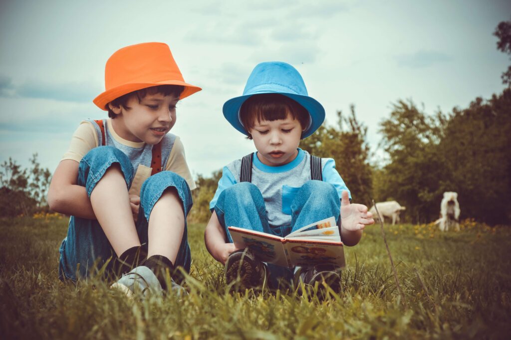 imagen niños en el campo leyendo